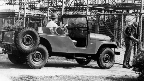 Роналд Рейгън също има доста пари, но обича разнебитения си Willys CJ-6, който редовно кара в ранчото си. Твърди се, че първата дама Нанси мрази много този Jeep, затова купува на съпруга си CJ-8 Golden Eagle. Въпреки това, Рейгън просто не може да се откаже от любимия си CJ-6 и го държи заедно с по-новия модел. Интересното е, че Рейгън притежава и Subaru Brat, което обаче се пази от страх да не изглежда непатриотично в лицето на избирателите.